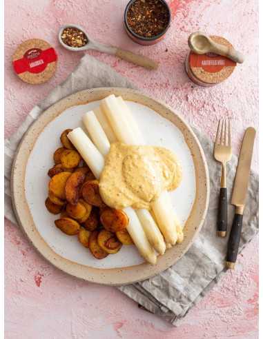 Offene Dose Arrabbiata neben Teller mit weißem Spargel, Bratkartoffeln und heller Soße, im Hintergrund weitere Gewürzdosen