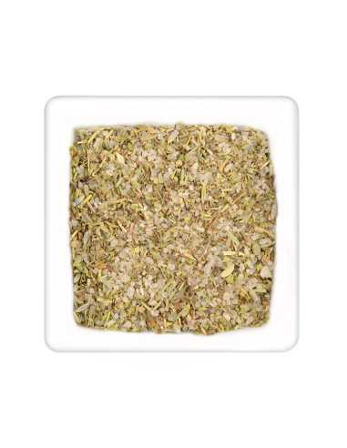 Quadratische Portion grobes Kräutersalz mit grünen Kräuterstückchen. Quadratische Portion grobes Kräutersalz mit grünen Kräuterstückchen.