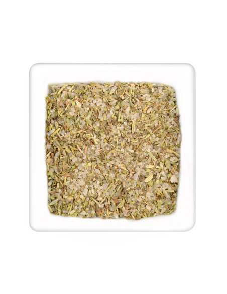 Quadratische Portion grobes Kräutersalz mit grünen Kräuterstückchen. Quadratische Portion grobes Kräutersalz mit grünen Kräuterstückchen.
