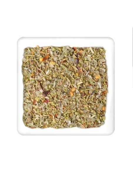 Quadratischer Teller mit grober Gewürzmischung aus grünen, weißen und orangefarbenen Kräuterstückchen