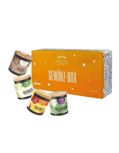 Vier bunte Bio-Pappdosen vor einer orangefarbenen Geschenkbox mit der Aufschrift „Gewürz-Box“.