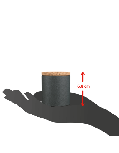 Schwarze Gewürzdose mit Korkdeckel auf gezeichneter Hand, mit Maßangaben 6,2 cm Breite und 6,8 cm Höhe.