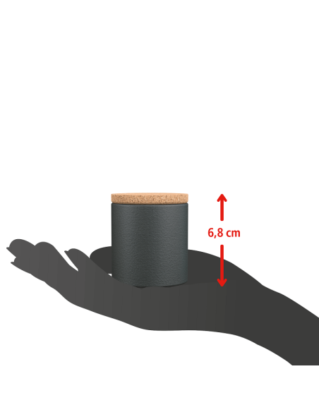Schwarze Gewürzdose mit Korkdeckel auf gezeichneter Hand, mit Maßangaben 6,2 cm Breite und 6,8 cm Höhe.