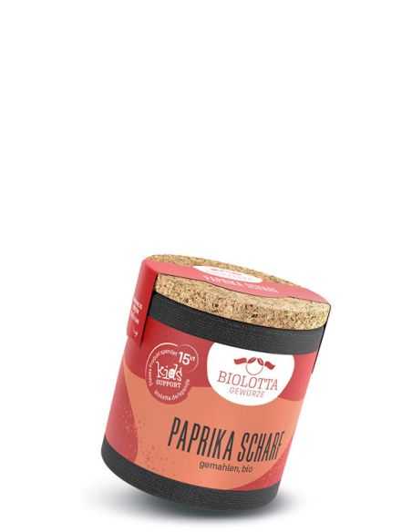 Rote Gewürzdose mit schwarzem Boden und Korkdeckel, Etikett mit der Aufschrift „Paprika Scharf, gemahlen, bio“.