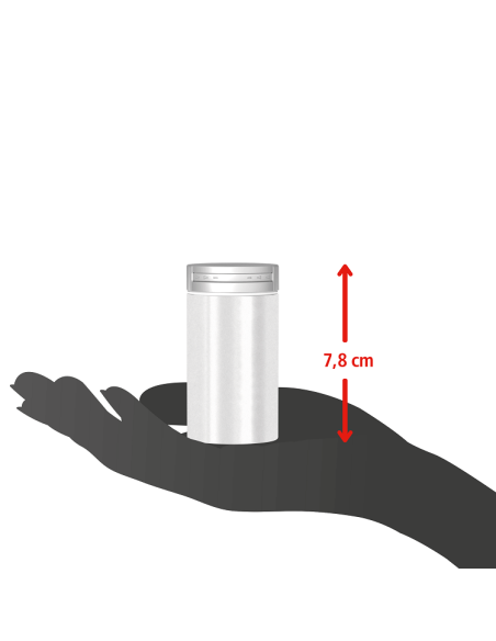 Eine Metalldose mit silbernem Deckel steht auf einer Handfläche. Daneben ein Pfeil mit der Höhenangabe „7,8 cm“. Eine Metalldose mit silbernem Deckel steht auf einer Handfläche. Daneben ein Pfeil mit der Höhenangabe „7,8 cm“.