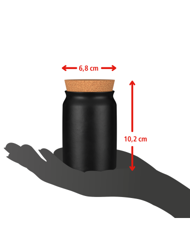 Ein schwarzer Keramiktopf auf einer Handfläche. Daneben ein Pfeil mit „10,2 cm“ und ein Pfeil mit der Breitenangabe „6,8 cm“.