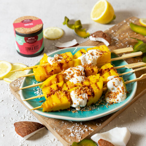 Rezeptbild Gegrillte Mango Spieße mit Kokos-Crunch und Limetten-Minze-Joghurt