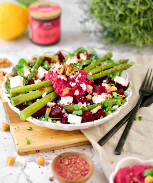 Grüner Spargel-Salat mit roter Beete und Hummus