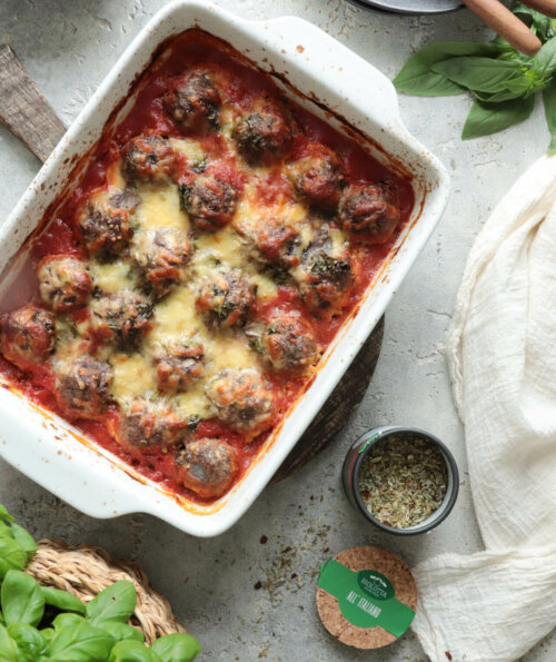 Mediterrane Hackbällchen, aromatisch gewürzt mit BioLotta Gewürzen, frisch aus dem Backofen und serviert als herzhafte Mahlzeit.