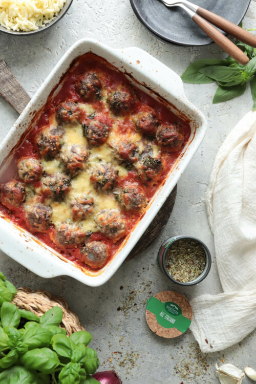 Mediterrane Hackbällchen, aromatisch gewürzt mit BioLotta Gewürzen, frisch aus dem Backofen und serviert als herzhafte Mahlzeit.