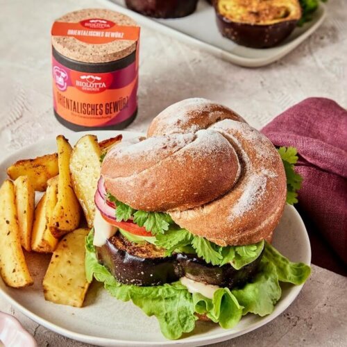 Burger mit Auberginen-Patty, Avocado, Tahini-Soße und Koriander