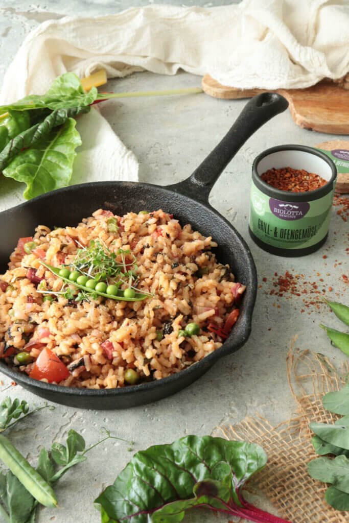 Risotto mit Sommergemüse, cremig und aromatisch, verfeinert mit der BioLotta Grill- und Ofengemüse-Gewürzzubereitung.