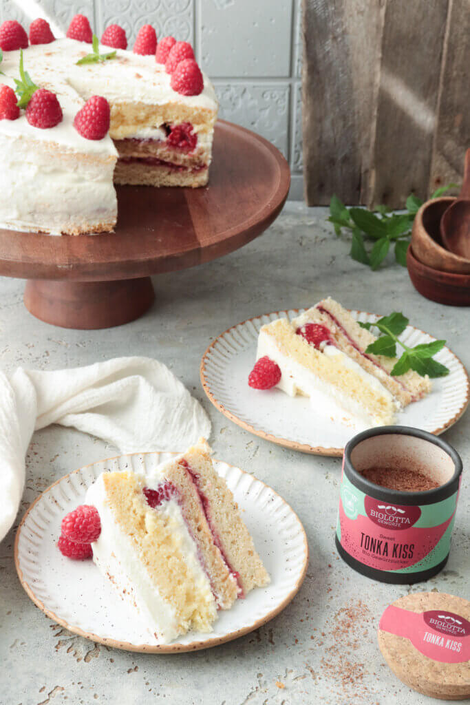 Naked Cake mit Himbeeren und Biskuit, fruchtig und leicht, dekoriert mit frischen Himbeeren und verfeinert mit BioLotta Gewürzen.