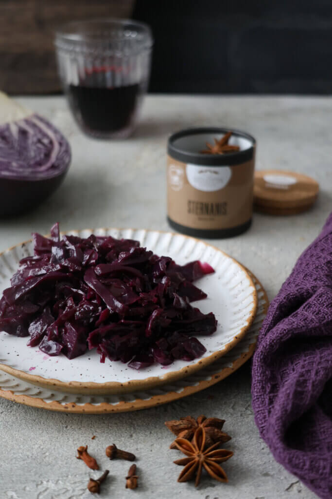 Klassischer Rotkohl, aromatisch gewürzt und serviert als perfekte Beilage, verfeinert mit BioLotta Gewürzen.