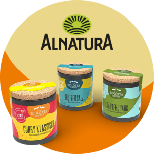 Drei bunte Biolotta-Gewürzdosen mit Korkdeckel vor Alnatura-Logo, beschriftet mit Curry Klassisch, Hüttensalz und Kräuterquark.