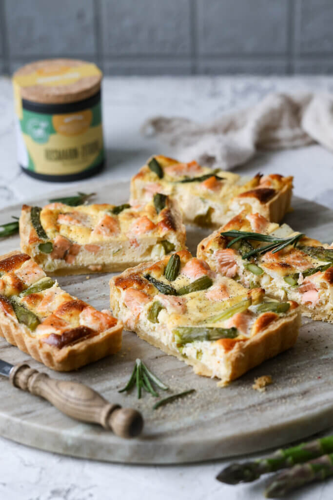 Frühlingshafte Spargeltarte mit knusprigem Boden, frischem Spargel und Lachs, verfeinert mit BioLotta Gewürzen – ideal für den Frühling.