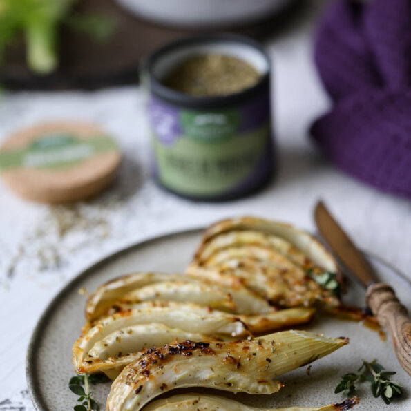 Gebackener Fenchel aus dem Ofen, aromatisch gewürzt mit BioLotta Gewürzen, serviert als leckere Beilage oder leichtes Hauptgericht.