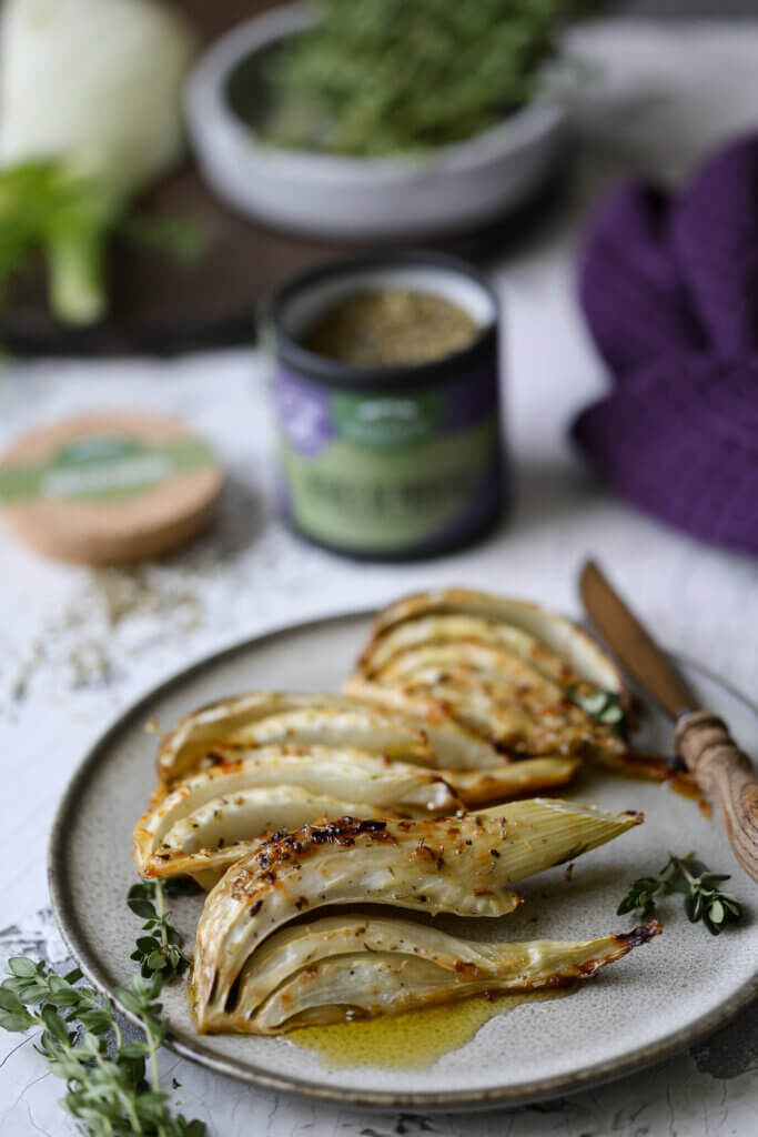 Gebackener Fenchel aus dem Ofen, aromatisch gewürzt mit BioLotta Gewürzen, serviert als leckere Beilage oder leichtes Hauptgericht.