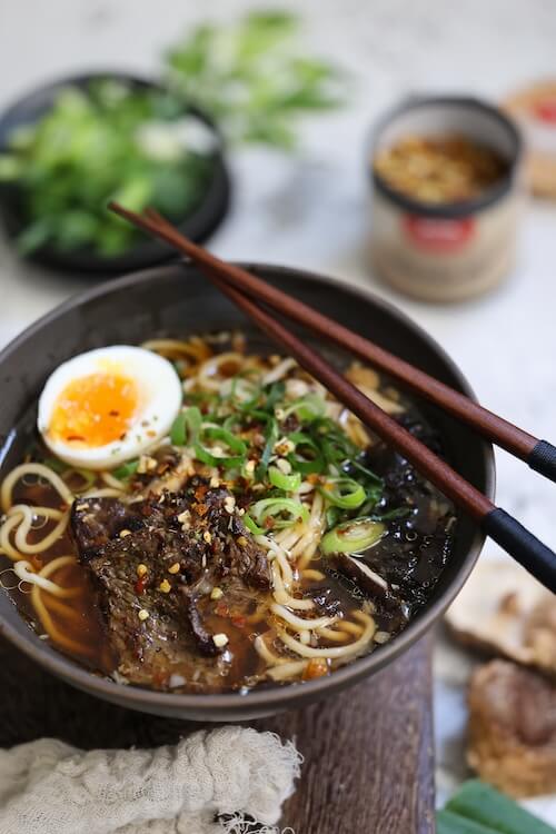 Miso-Ramen mit Rindfleisch, verfeinert mit BioLotta Knoblauch-Chili-Gewürz, serviert mit Ei, Shiitake und Nori in einer aromatischen Brühe.