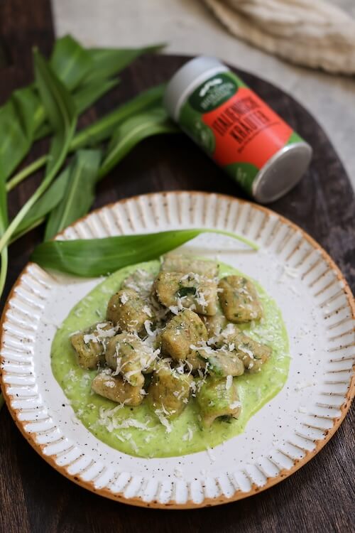 Bärlauch-Gnocchi in cremiger Parmesan-Sahne-Soße, verfeinert mit BioLotta italienischen Kräutern, serviert mit frischem Parmesan und Bärlauch.