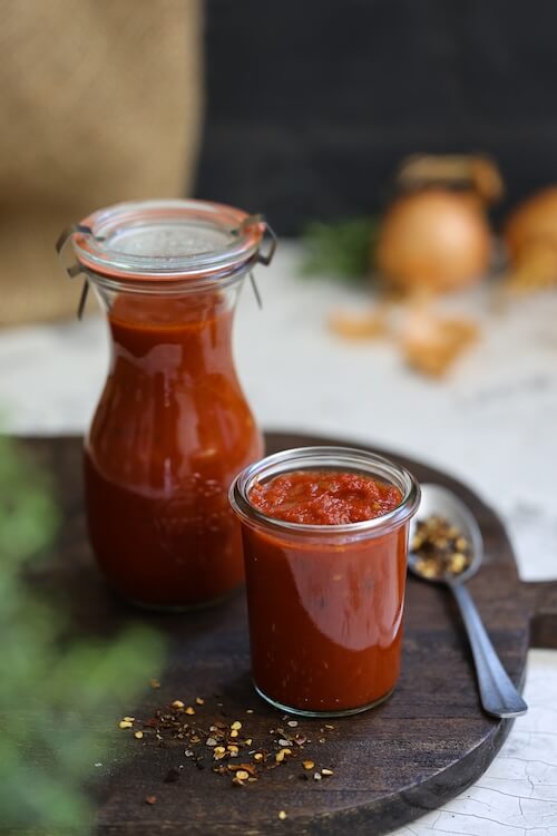 Feurige BBQ-Soße, abgeschmeckt mit BioLotta Chili-Mix und Paprikapulver, sämig eingekocht und in Gläser abgefüllt – ideal für Grillgerichte.