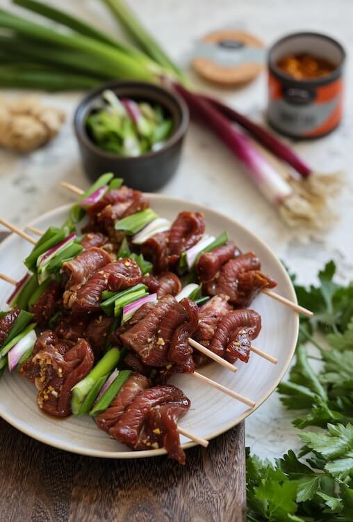 Teriyaki-Rindfleisch-Spieße mit Frühlingszwiebeln, bestreut mit Sesam und mariniert mit BioLotta Smoky BBQ Rub.