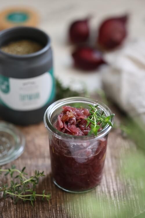 Karamellisierte Zwiebelmarmelade mit frischen Feigen, gewürzt mit BioLotta Rosmarin und Thymian, in Gläsern abgefüllt – perfekt zu Käse oder als Geschenkidee.