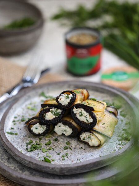 Gegrillte Auberginenröllchen, gefüllt mit Feta, Frischkäse und BioLotta All’ Italiano Gewürz, angerichtet als mediterraner Grill-Snack.
