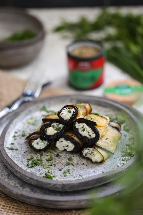 Gegrillte Auberginenröllchen, gefüllt mit Feta, Frischkäse und BioLotta All’ Italiano Gewürz, angerichtet als mediterraner Grill-Snack.