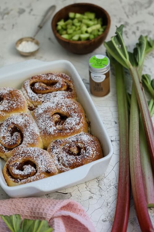 Zimtschnecken mit fruchtiger Rhabarberfüllung und BioLotta Zimt Cassia, goldbraun gebacken und mit Puderzucker bestäubt.