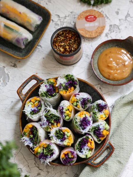 Vegetarische Sommerrollen mit frischem Gemüse, Glasnudeln und BioLotta Knoblauch & Chili Gewürz, serviert mit cremigem Erdnuss-Dip.