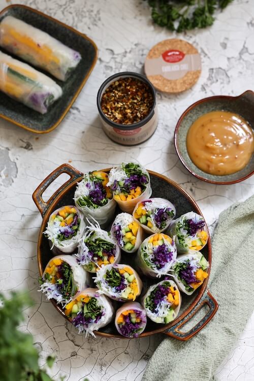 Vegetarische Sommerrollen mit frischem Gemüse, Glasnudeln und BioLotta Knoblauch & Chili Gewürz, serviert mit cremigem Erdnuss-Dip.